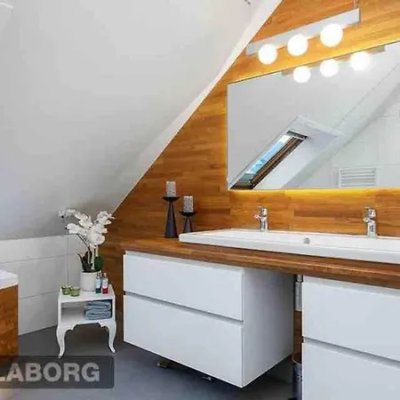 Great 8 Person House Free Use Of Car! *
